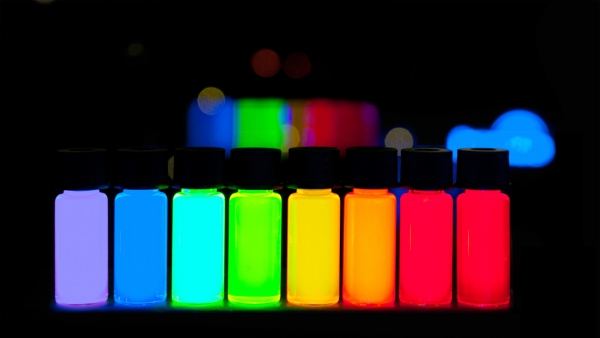 Quantum dots with emmision maxima 10nm https://commons.wikimedia.org/wiki/File:Quantum_Dots_with_emission_maxima_in_a_10-nm_step_are_being_produced_at_PlasmaChem_in_a_kg_scale.jpg